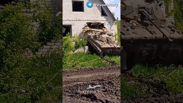 Боевики ВСУ прячут бронетехнику в домах мирных жителей, проламывая стены

NE.САХАР (https://t.me/+v-