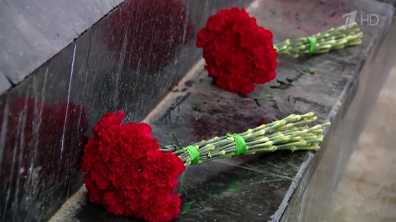 В день 80-летия освобождения Ржева люди несут цветы к мемориалу Советскому Солдату