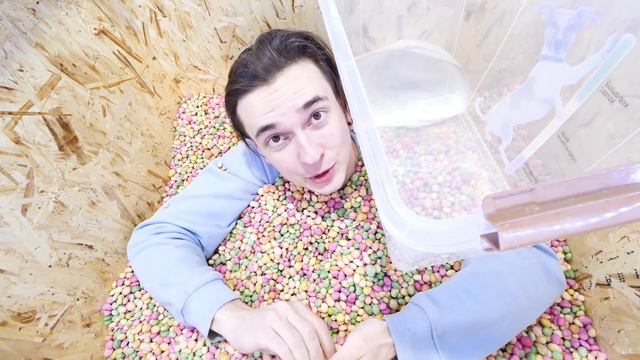 Найди M&M's в МИЛЛИОНЕ КОНФЕТ челлендж *закопали по шею* смотреть онлайн