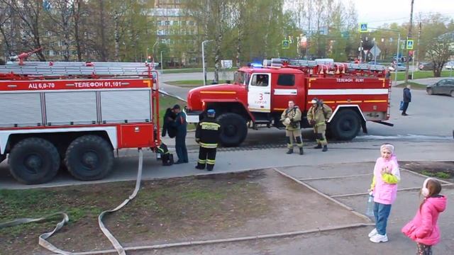Киров пожар в гриль баре УГОЛЬКИ. Приезд пожарных.