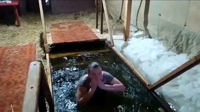 Крещенские купания. Окунаемся в прорубь .