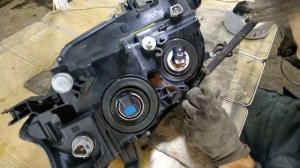 Ремонт крепления фары Lexus своими руками