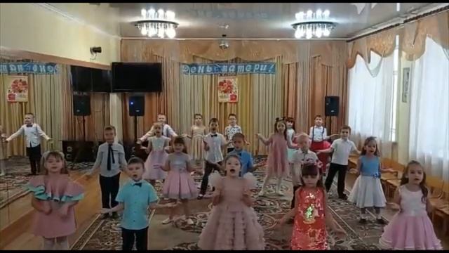 Поздравление ко Дню матери от группы № 8 смотреть онлайн