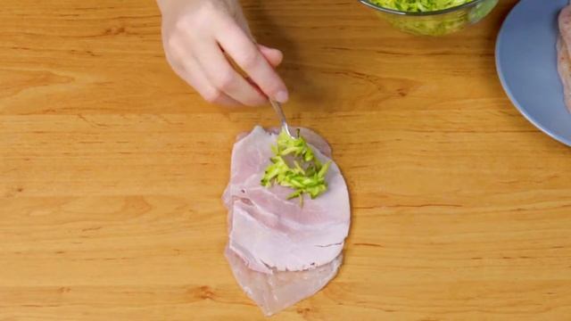 Куриные рулетики с начинкой в духовке.