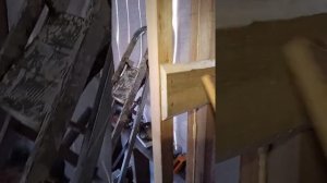 Как засыпать опилки в стену под самым потолком около верхней обвязки.