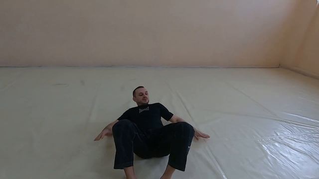 Базовые движения: Техническое вставание, различные варианты кувырков, перекаты через плечи смотреть онлайн