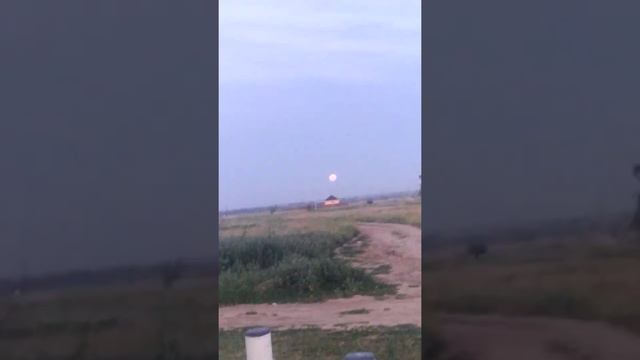 гигантская красная луна смотреть онлайн