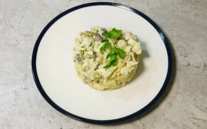 Вкусный и сытный салат с курицей, шампиньонами и маринованными огурцами
