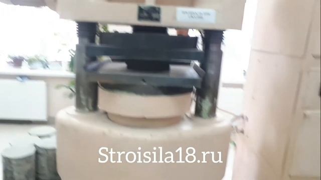 Испытание брусчатки на прочность в лаборатории