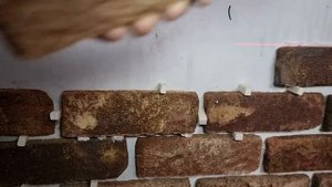 Укладка плитки из кирпича ручной формовки на монтажную пену