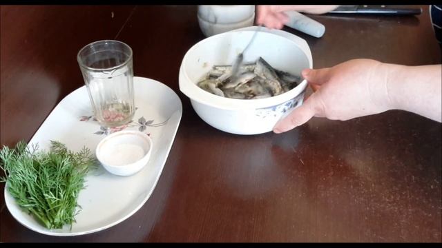 Обалденная ПРЯНАЯ КИЛЬКА в масле. Такую в магазине не купишь. Пальчики оближешь. смотреть онлайн