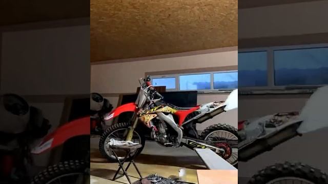 Honda CRF450R, фрагмент сборки после чистки воздушного фильтра.