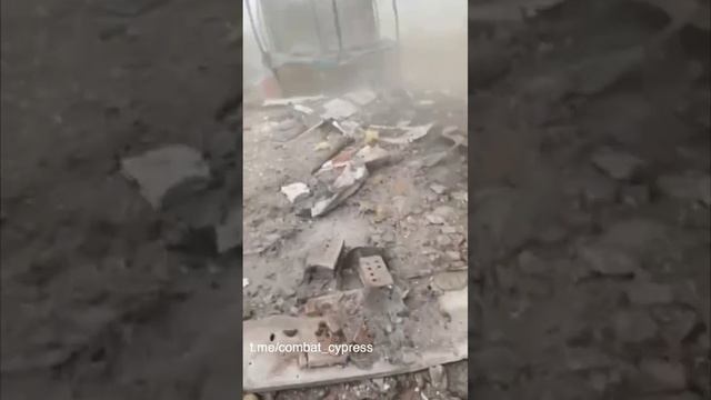 Кадры прилета касетного боеприпаса по разведвзводу одного из подразделений России в зоне СВО..mp4 смотреть онлайн