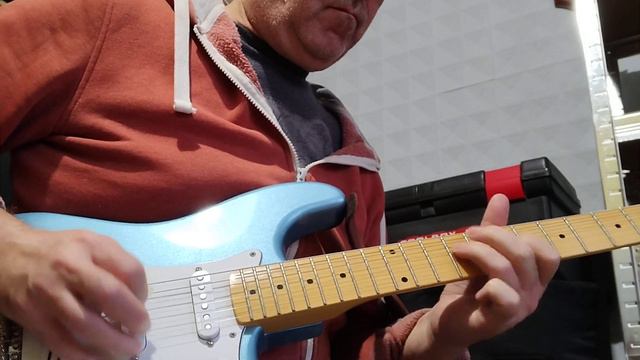 Schecter Traditional Strat. Improwizacja z looperem. смотреть онлайн