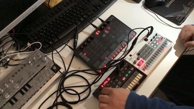 Korg Volca FM/IK UNO Synth/Volca Sample - Techno House Session Jam 🔉🎵🎛🎹 смотреть онлайн