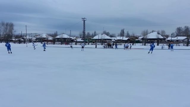 1 тайм игры между командами Спутник (Карпинск) и Синегорец (Баранчинский) / www.vkarpinsk.info смотреть онлайн