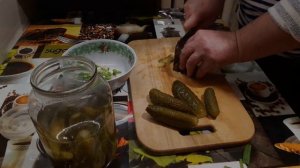 Салат из маринованных огурцов.