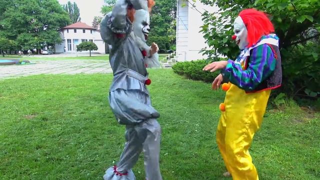 Костюм клоуна Пеннивайза. Два Пеннивайза смотреть онлайн