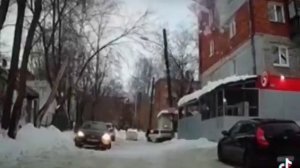 Последствия отсутствия снегозадержателей...