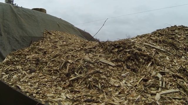 Щепки летят / Засыпаем двор древесной щепой смотреть онлайн