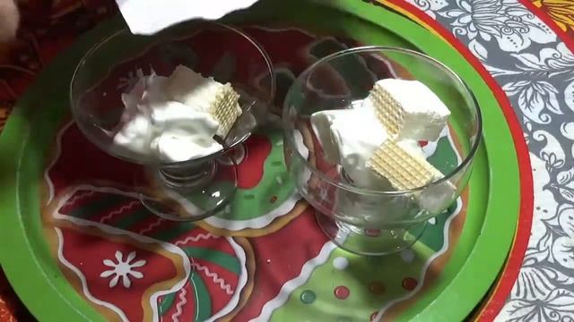 Холодный десерт из мороженого, киви, банана, мандарин