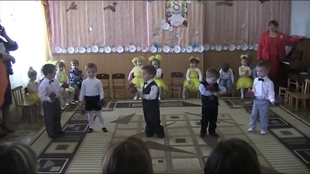 Танец мамам на 8 марта от детей ясельной группы смотреть онлайн