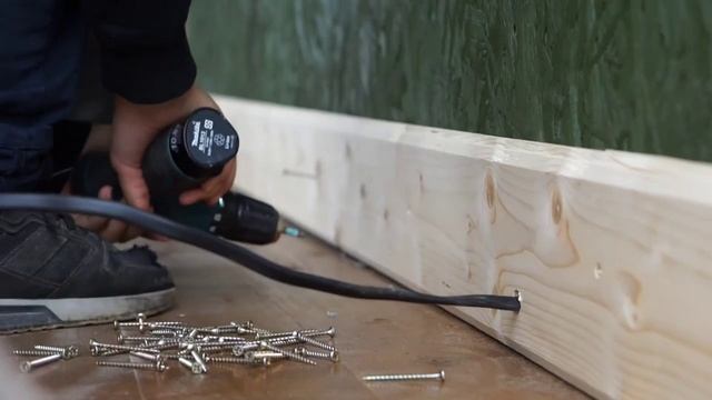 Обшиваем стены дома имитацией бруса.