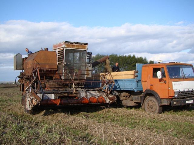 Гусеничный комбайн скд-6р. Комбайн скд 6. Комбайн скд 6. Комбайн скд 6. Комбайн сибиряк скд-6.