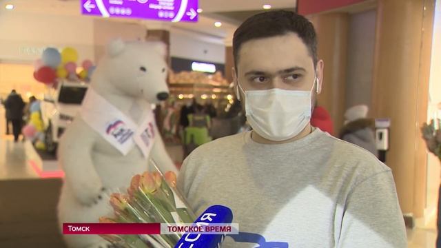 Цветы всем женщинам вручали в Томске в честь 8 марта смотреть онлайн