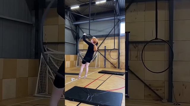 Воздушная гимнастика, кольцо, тренировка, простые элементы для начинающих смотреть онлайн