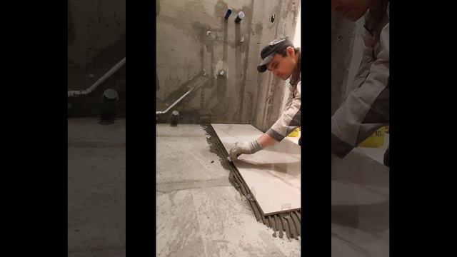 Укладка плитки 120*60 см на пол ванной комнаты. Керамогранит от KERAMA MARAZZI.