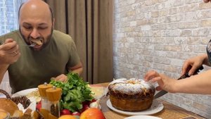 Мукбанг. Вот такие пироги. Никак не доем салат @Галина Кухня