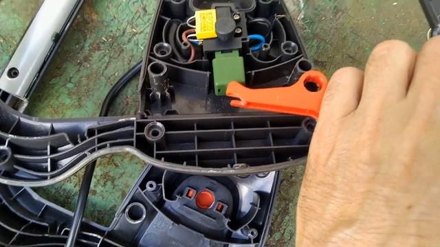 Электрическая газонокосилка Gardena PowerMax 1200/32, ремонт кнопки