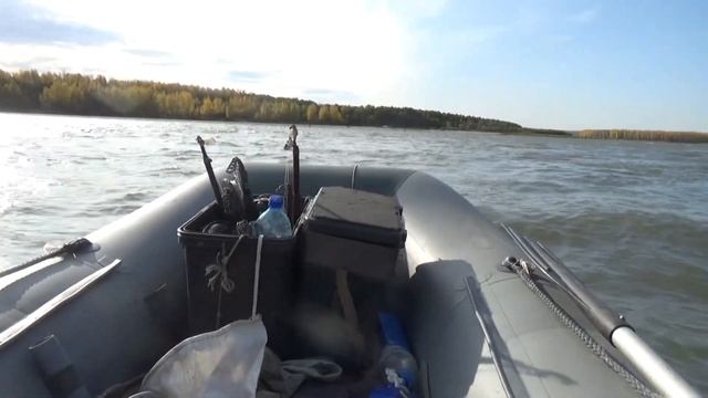 Лодка ПВХ РАКЕТА РЛ-380 на волне при сильном ветре.