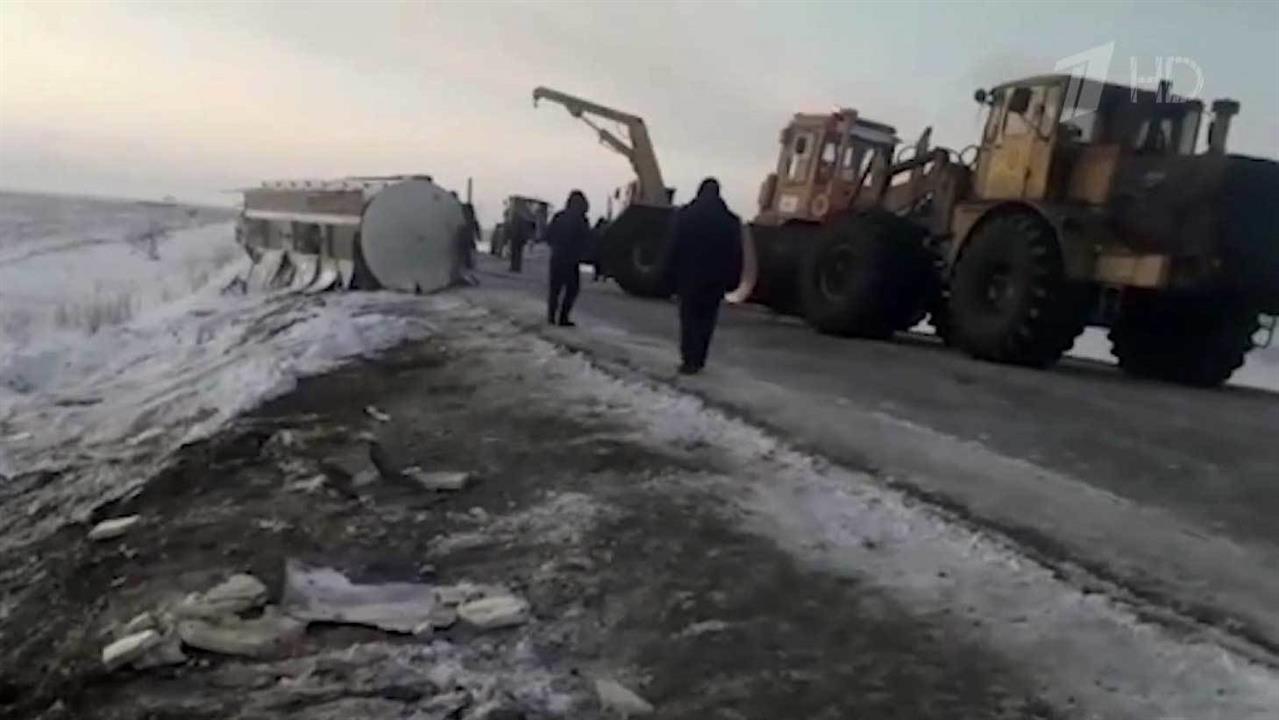 В Казахстане опрокинулась цистерна со спиртом, что вызвало настоящий ажиотаж
