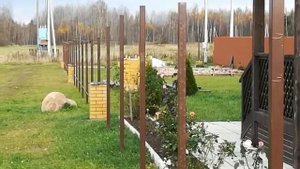 Забор из профлиста с кирпичными столбами. Своими руками, с нуля. Металлический забор.