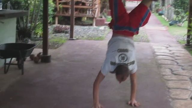 Ходьба на руках смотреть онлайн