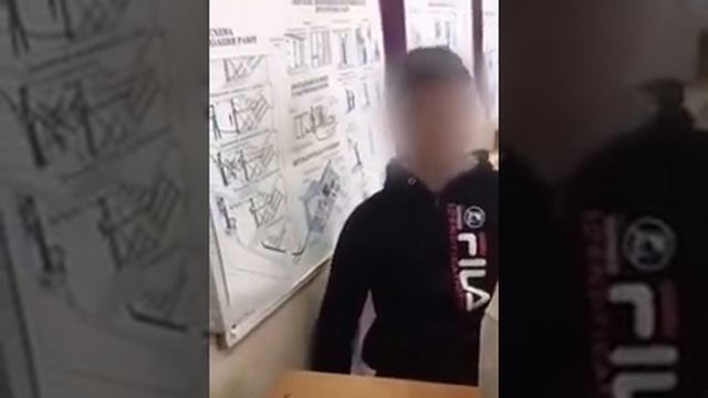 Учительница отобрала наушники на уроке смотреть онлайн