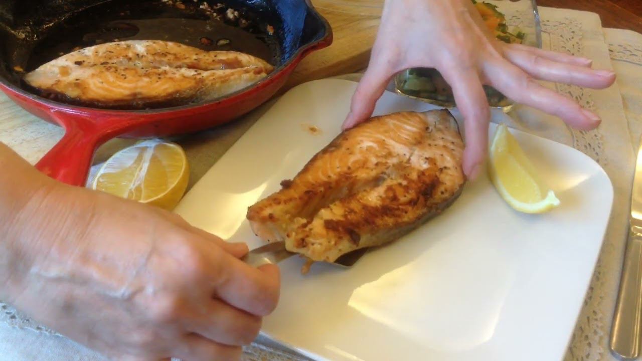 Стейк лосося на сковороде в ароматном масле с чесноком, лимоном и медом смотреть онлайн