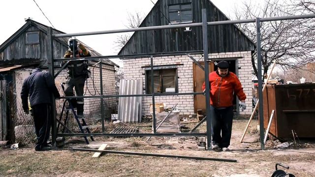 Забор из профлиста с откатными подвесными воротами смотреть онлайн