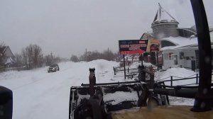 Хороший способ чистить снег экскаватором-погрузчиком.