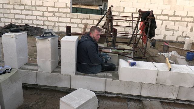 Стоит ли начинать стройку в одиночку. Что строить в начале баню или дом. Надо ли слушать советчиков. смотреть онлайн