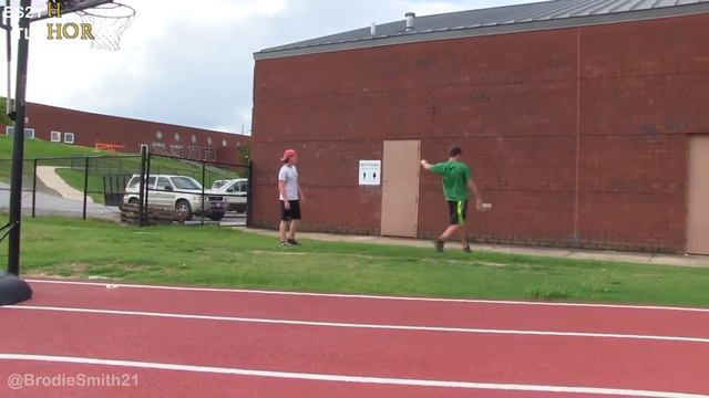 Парни профессионально кидаю разные предметы смотреть онлайн