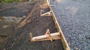 Народ, как укрепить опалубку если кол не вбить?