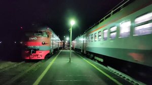 "Два поколения" Встреча электропоезда ЭП3Д-0030 с приветливой бригадой и ЭР9ПК-312 на станции Зыков