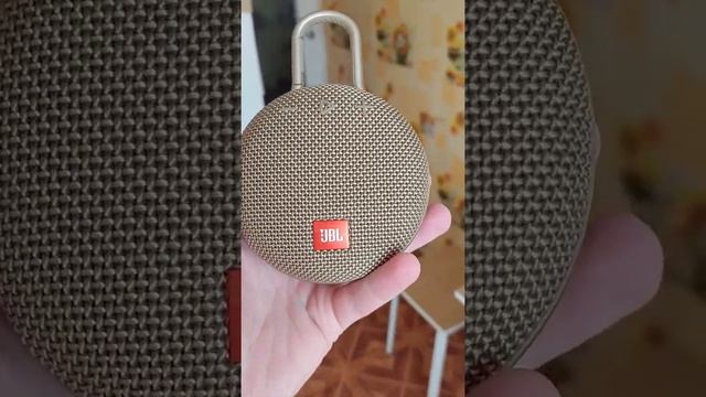 маленькая и добная колонка jbl clip3 gold