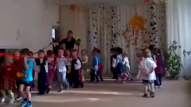 Осенняя прогулка детей средней группы в детском саду смотреть онлайн