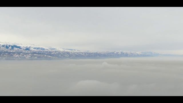 Кок-тобе над облаками, красивый вид Алматы с дрона выше облаков смотреть онлайн