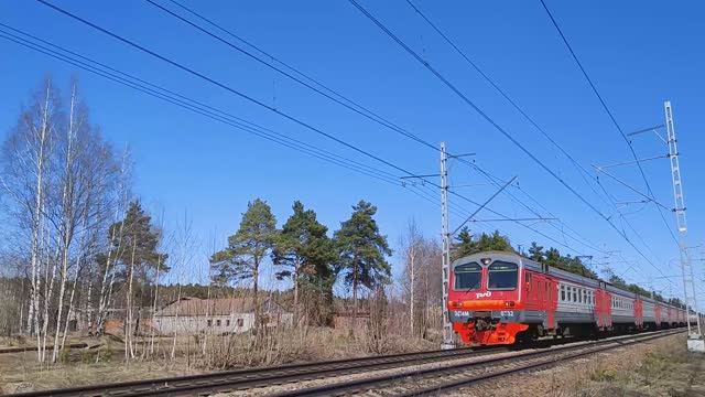 Электропоезд ЭД4М-0332 едет из Петушков в Москву