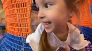 Ева и Майя в детском клубе | СЛАЙМ своими руками. Детский блог| Eva and Maiya in the kids club. VLO